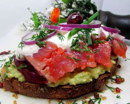 Бутерброды с лососем, свеклой и авокадо