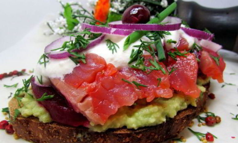 Рецепт бутербродов с лососем, свеклой и авокадо