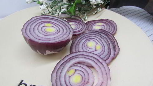 бутерброды с лососем, свеклой и авокадо