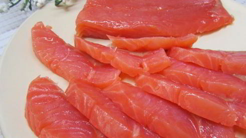 бутерброды с лососем, свеклой и авокадо