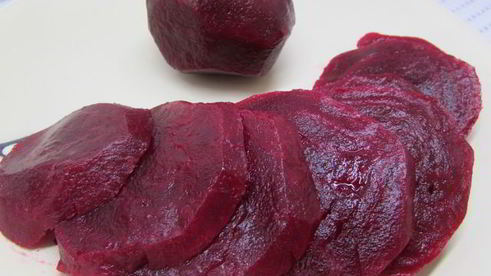 бутерброды с лососем, свеклой и авокадо