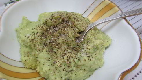 бутерброды с лососем, свеклой и авокадо