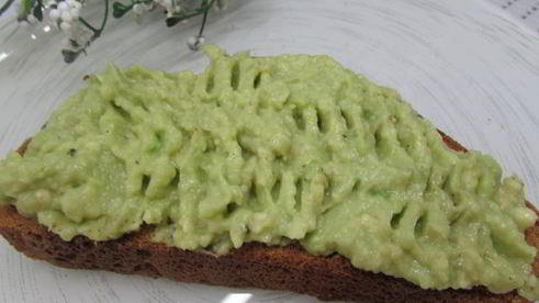 бутерброды с лососем, свеклой и авокадо