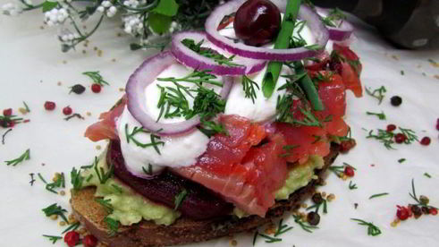 бутерброды с лососем, свеклой и авокадо