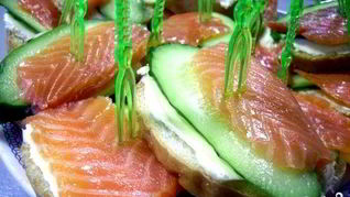 Бутерброды с семгой и огурцом