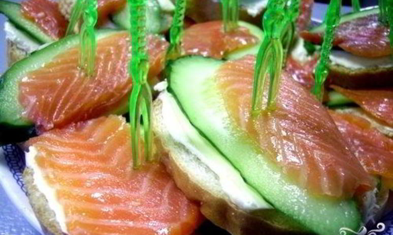 Рецепт бутербродов с семгой и огурцом
