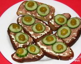 Бутерброды с тунцом и огурцом