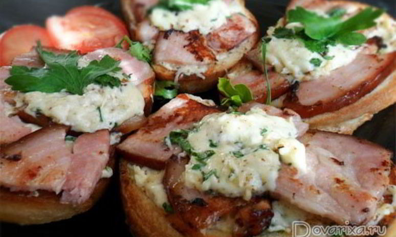 Рецепт бутербродов с жареной ветчиной, сыром и орехами