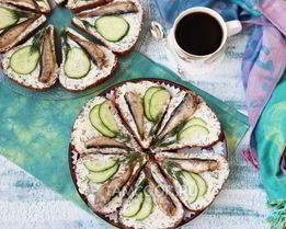 Бутерброды со шпротами и сливочным маслом