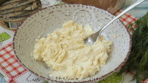 бутерброды со шпротами и сливочным маслом