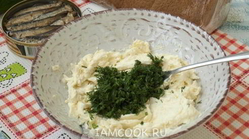 бутерброды со шпротами и сливочным маслом