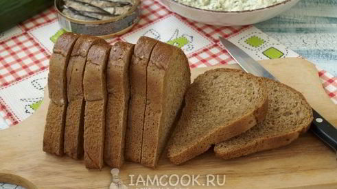 бутерброды со шпротами и сливочным маслом