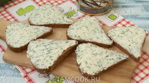 бутерброды со шпротами и сливочным маслом
