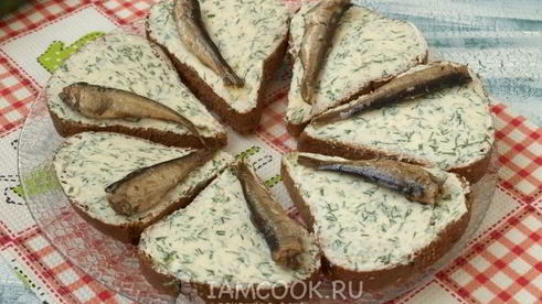 бутерброды со шпротами и сливочным маслом