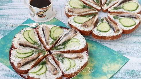 бутерброды со шпротами и сливочным маслом