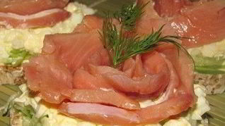 Бутерброды со свежим огурцом и горбушей