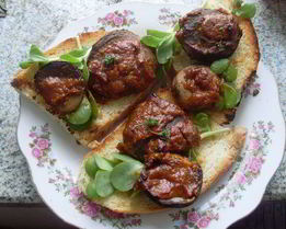 Горячие бутерброды из домашнего хлеба с грибами