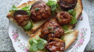 Горячие бутерброды из домашнего хлеба с грибами