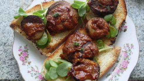 горячие бутерброды из домашнего хлеба с грибами