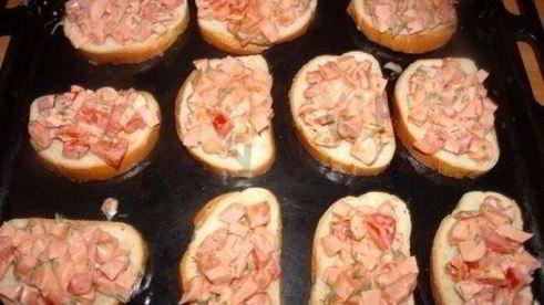 горячие бутерброды с колбасой, сыром и помидорами в духовке