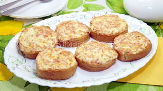 Горячие бутерброды с колбасой