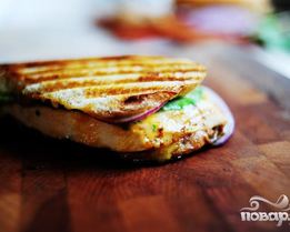 Горячие бутерброды с курицей и абрикосовым соусом