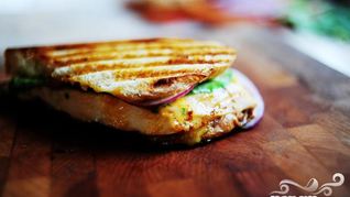 Горячие бутерброды с курицей и абрикосовым соусом