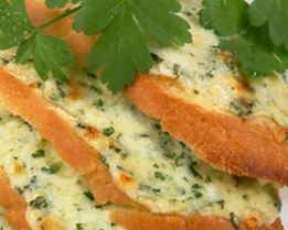 Горячие бутерброды с соусом и сыром