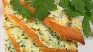 Горячие бутерброды с соусом и сыром