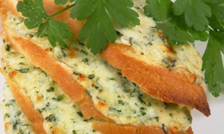 Рецепт горячих бутербродов с соусом и сыром