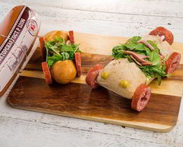 Горячий бутерброд с колбасой и сметанным соусом