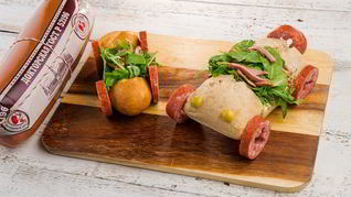 Горячий бутерброд с колбасой и сметанным соусом