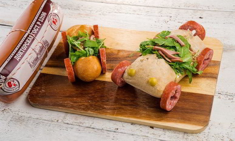 Рецепт горячего бутерброда с колбасой и сметанным соусом