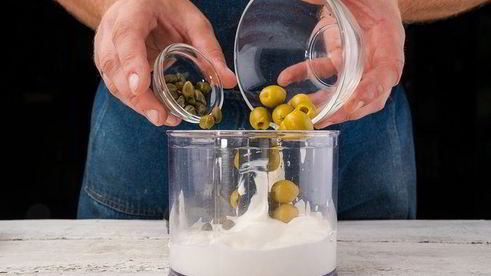 горячий бутерброд с колбасой и сметанным соусом