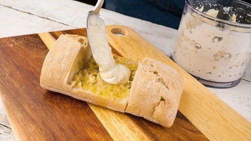 горячий бутерброд с колбасой и сметанным соусом