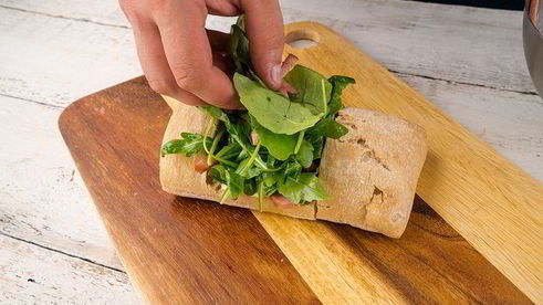 горячий бутерброд с колбасой и сметанным соусом