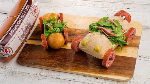 горячий бутерброд с колбасой и сметанным соусом