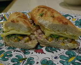 Горячий бутерброд с тунцом, кукурузой и домашним майонезом