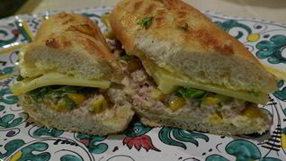 Горячий бутерброд с тунцом, кукурузой и домашним майонезом