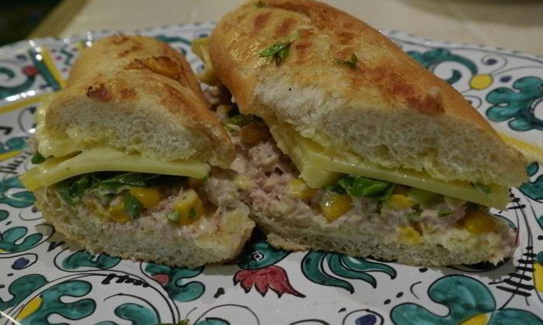 Рецепт горячего бутерброда с тунцом, кукурузой и домашним майонезом