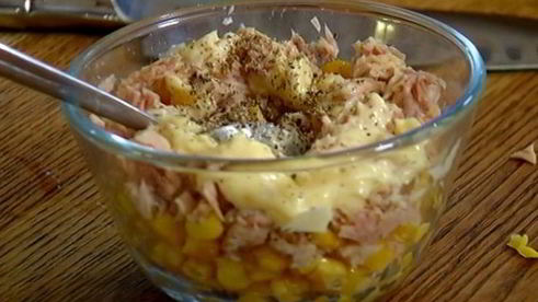 горячий бутерброд с тунцом, кукурузой и домашним майонезом