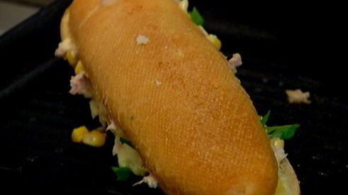 горячий бутерброд с тунцом, кукурузой и домашним майонезом