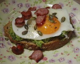 Хитрый бутерброд с авокадо и яичницей