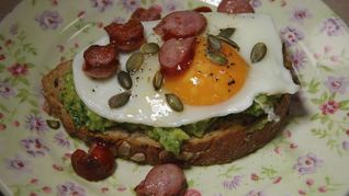 Хитрый бутерброд с авокадо и яичницей