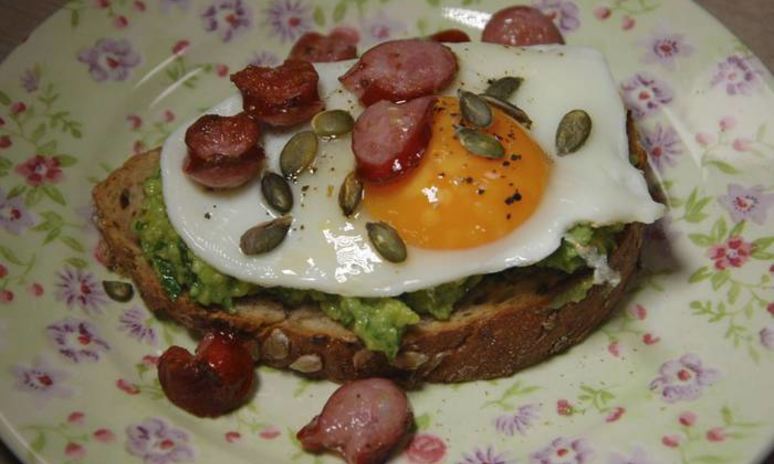 Рецепт хитрого бутерброда с авокадо и яичницей
