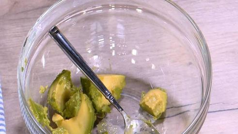 хитрый бутерброд с авокадо и яичницей