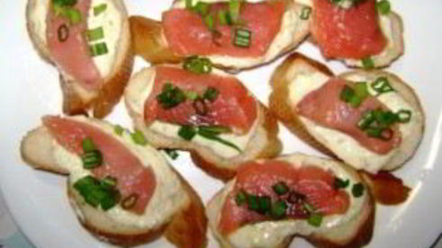 маленькие бутерброды с красной рыбой