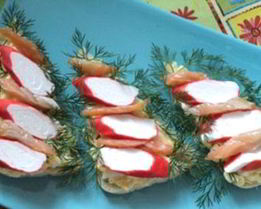 Новогодние бутерброды Елочки с рыбой и крабовыми палочками