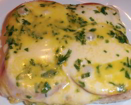 Пикантный бутерброд с анчоусным маслом и помидором