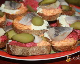 Разноцветные бутерброды с сельдью